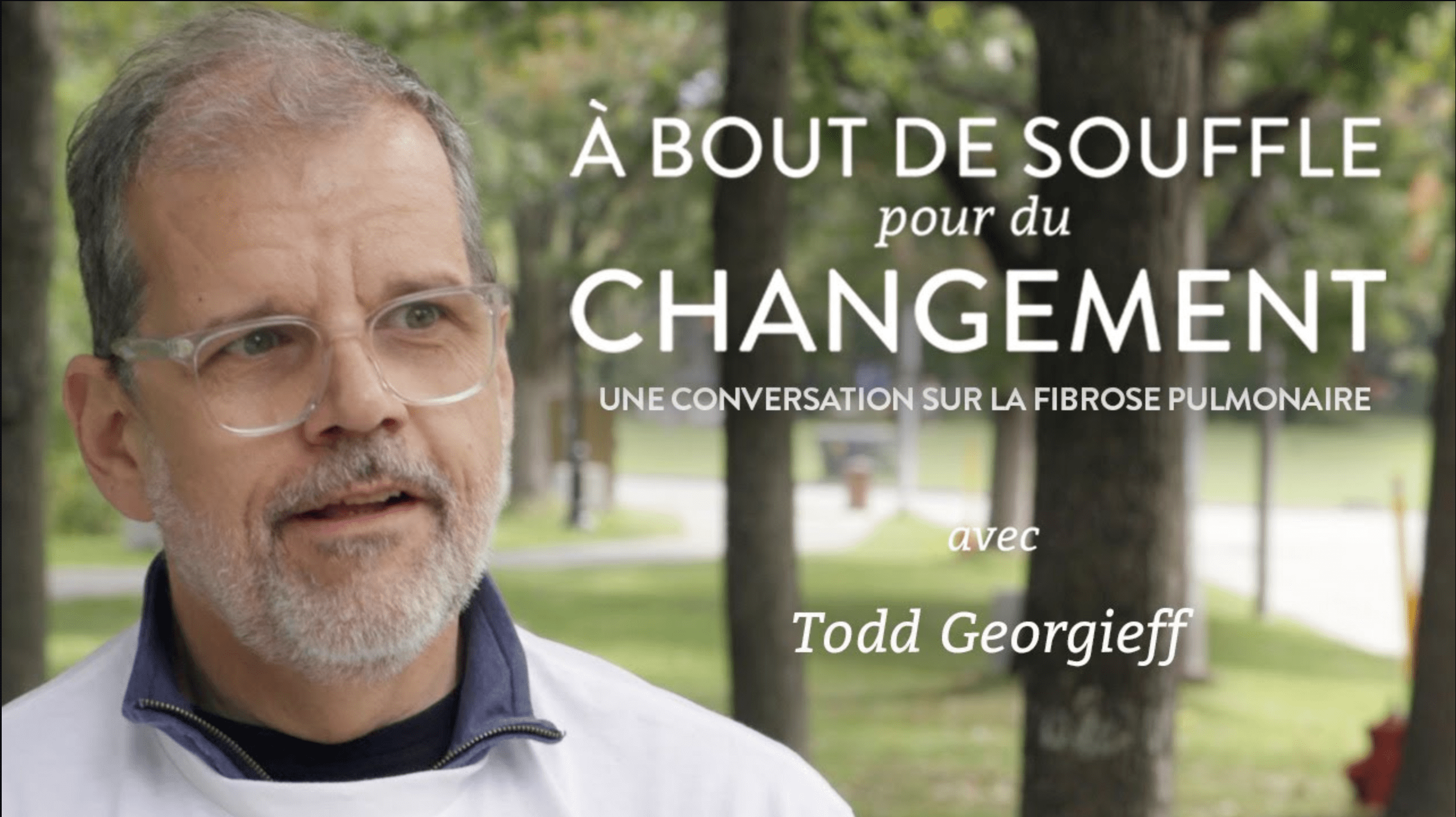 Man among trees with text: "À BOUT DE SOUFFLE pour du CHANGEMENT: UNE CONVERSATION SUR LA FIBROSE PULMONAIR avec Todd Georgieff"